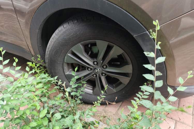 Used Hyundai Santa Fe 2013 2.4L Automatic Two-Wheel Drive Smart Version Right Front Wheel Hub