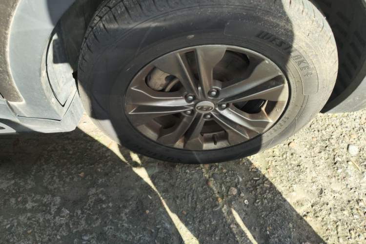Used Hyundai Santa Fe 2013 2.4L Automatic 4x4 Smart Version Right Front Wheel Hub