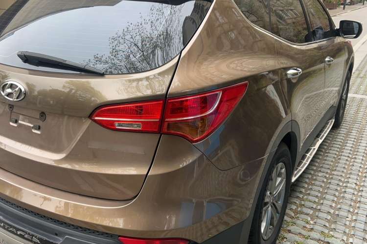 Used Hyundai Santa Fe 2013 2.4L Automatic Two-Wheel Drive Smart Version Right Rear Taillight