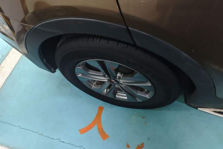 Used Hyundai Santa Fe 2013 2.4L Automatic Two-Wheel Drive Smart Version Right Rear Wheel Hub