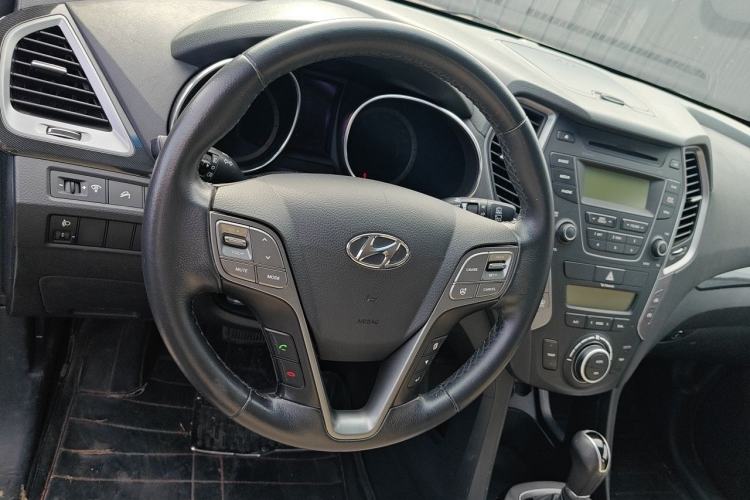 Used Hyundai Santa Fe 2013 2.4L Automatic Two-Wheel Drive Smart Version Steering Wheel