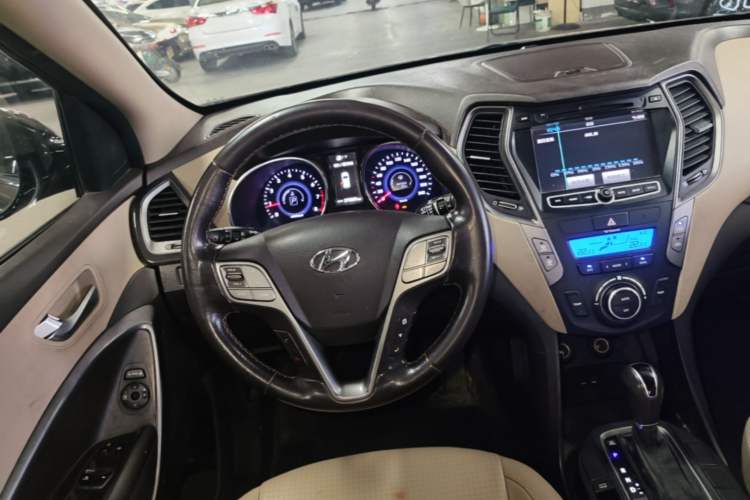 Used Hyundai Santa Fe 2013 2.4L Automatic Two-Wheel Drive Smart Version Steering Wheel