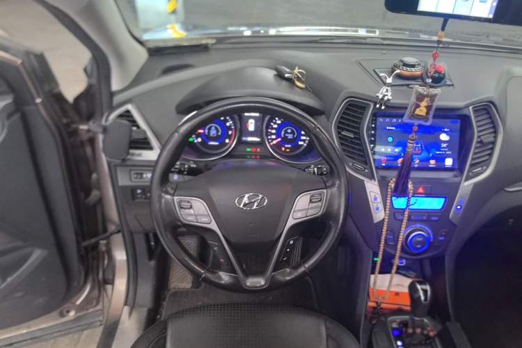Used Hyundai Santa Fe 2013 2.4L Automatic Two-Wheel Drive Smart Version Steering Wheel