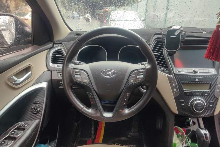 Used Hyundai Santa Fe 2013 2.4L Automatic Two-Wheel Drive Smart Version Steering Wheel