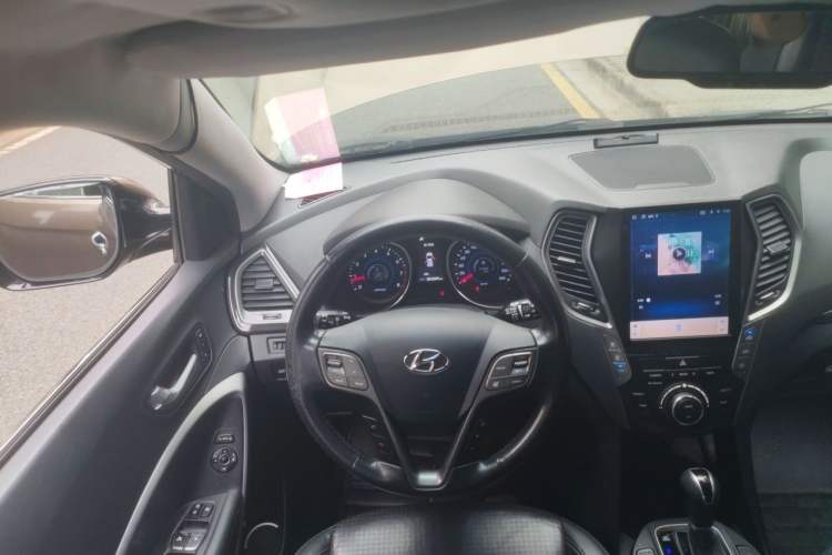 Used Hyundai Santa Fe 2013 2.0T Automatic All-Wheel Drive Top Trim Steering Wheel