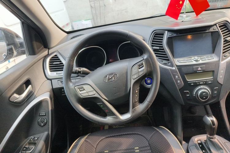 Used Hyundai Santa Fe 2013 2.4L Automatic Two-Wheel Drive Smart Version Steering Wheel