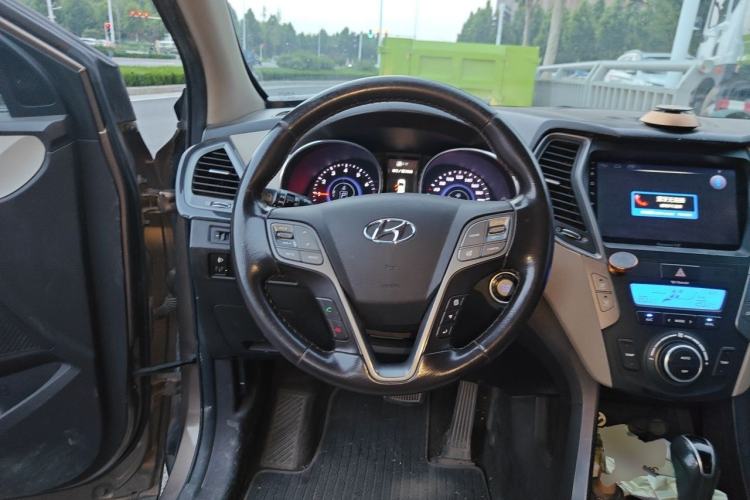 Used Hyundai Santa Fe 2013 2.4L Automatic Two-Wheel Drive Smart Version Steering Wheel