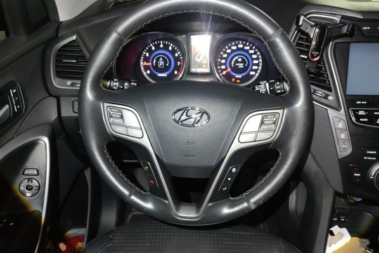 Used Hyundai Santa Fe 2013 Revised Version 2.0T Automatic All-Wheel Drive Top-Tier Trim Steering Wheel