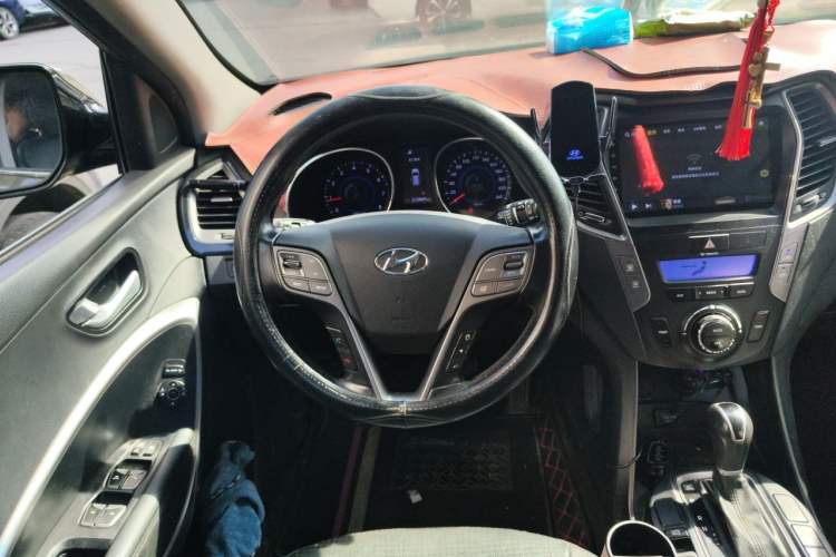 Used Hyundai Santa Fe 2013 2.4L Automatic 4x4 Smart Version Steering Wheel