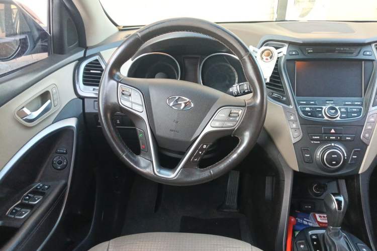 Used Hyundai Santa Fe 2013 2.0T Automatic All-Wheel Drive Top Trim Steering Wheel