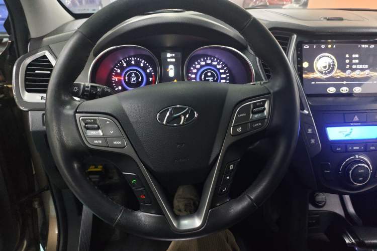 Used Hyundai Santa Fe 2013 2.4L Automatic Two-Wheel Drive Smart Version Steering Wheel