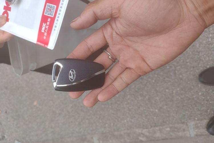 Used Hyundai Santa Fe 2013 2.0T Automatic All-Wheel Drive Top Trim Vehicle Key