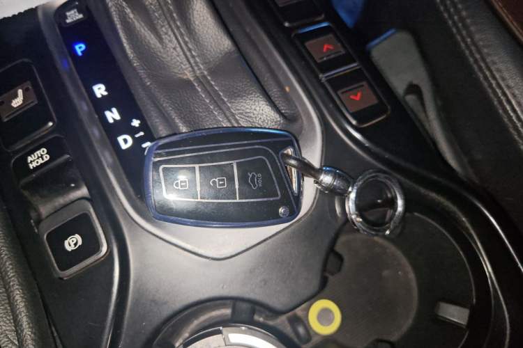 Used Hyundai Santa Fe 2013 2.4L Automatic Two-Wheel Drive Smart Version Vehicle Key