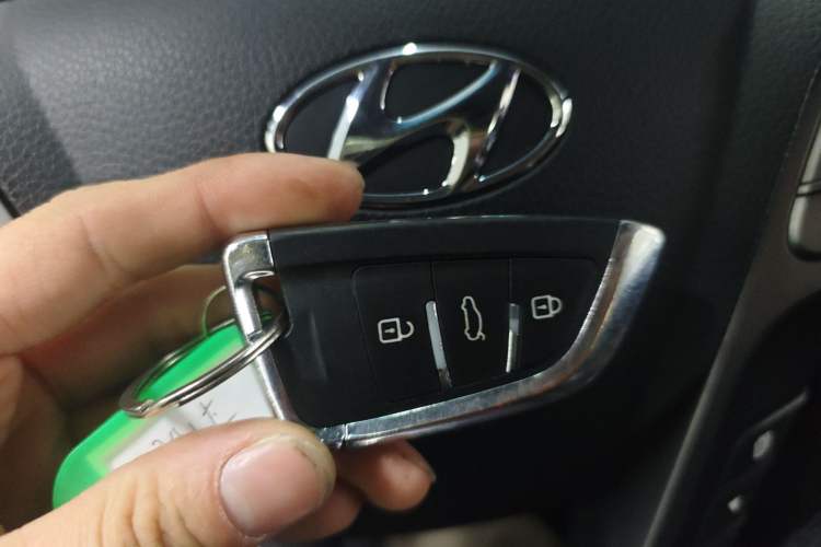 Used Hyundai Santa Fe 2013 2.4L Automatic Two-Wheel Drive Smart Version Vehicle Key
