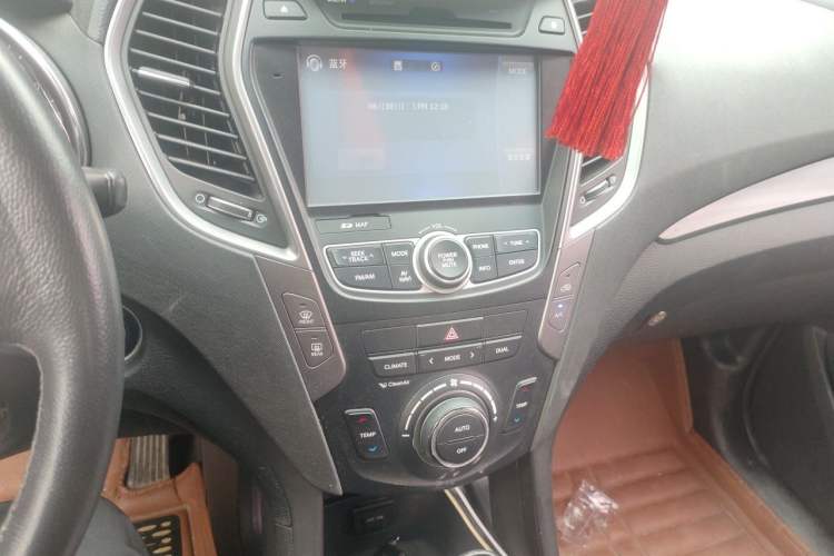 Used Hyundai Santa Fe 2015 2.0T Automatic All-Wheel Drive Smart Version 5 Seats Audio And AC Panel