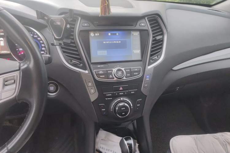 Used Hyundai Santa Fe 2015 2.0T Automatic Two-Wheel Drive Smart Version 5 Seats Audio And AC Panel