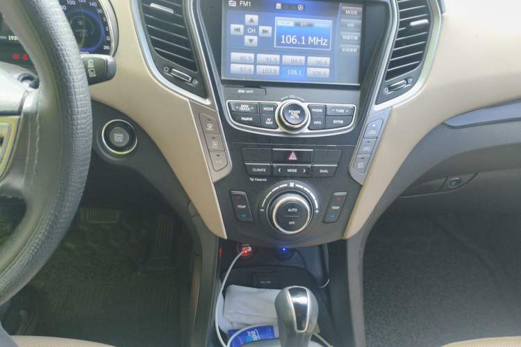 Used Hyundai Santa Fe 2015 2.0T Automatic 4x4 Smart 7-Seater Audio And AC Panel