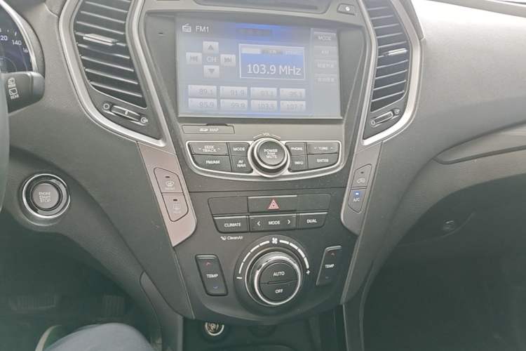 Used Hyundai Santa Fe 2015 2.0T Automatic Two-Wheel Drive Smart Version 5 Seats Audio And AC Panel