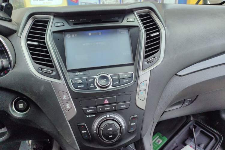 Used Hyundai Santa Fe 2015 2.4L Automatic Two-Wheel Drive Smart Version 5 Seats Audio And AC Panel