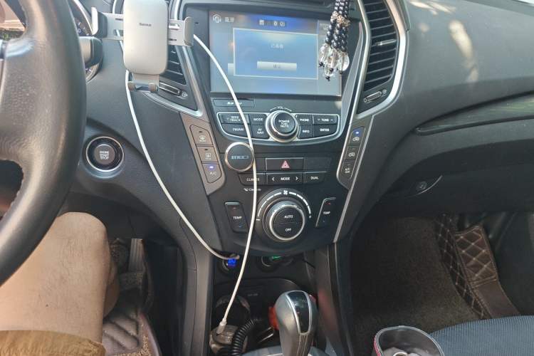 Used Hyundai Santa Fe 2015 2.0T Automatic 4x4 Smart 7-Seater Audio And AC Panel
