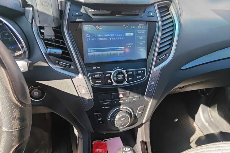 Used Hyundai Santa Fe 2015 2.0T Automatic Two-Wheel Drive Smart Version 5 Seats Audio And AC Panel