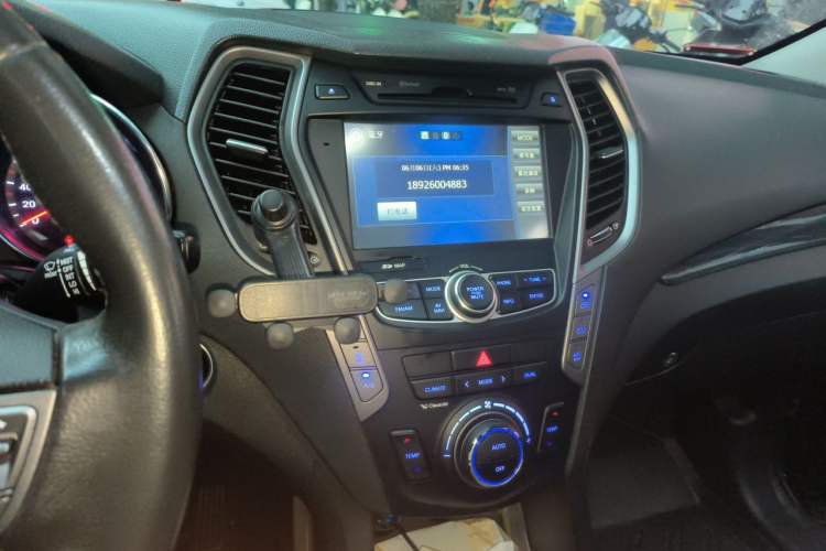 Used Hyundai Santa Fe 2015 2.0T Automatic 4x4 Smart 7-Seater Audio And AC Panel