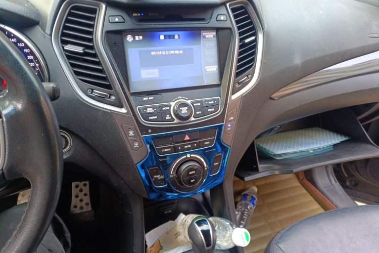 Used Hyundai Santa Fe 2015 2.0T Automatic Two-Wheel Drive Smart Version 5 Seats Audio And AC Panel