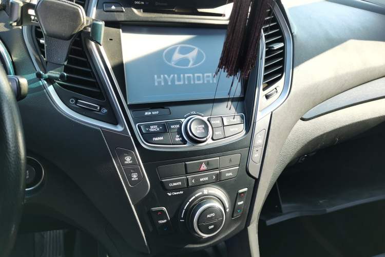Used Hyundai Santa Fe 2015 2.0T Automatic Two-Wheel Drive Smart Version 5 Seats Audio And AC Panel