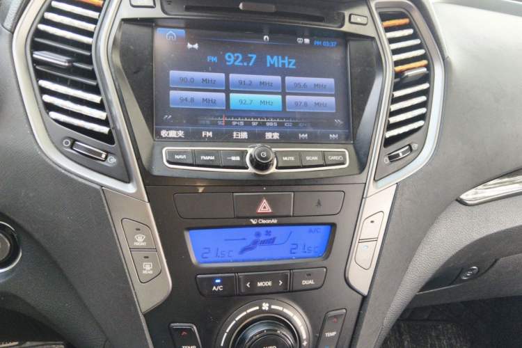 Used Hyundai Santa Fe 2015 2.4L Automatic Two-Wheel Drive Smart Version 5 Seats Audio And AC Panel