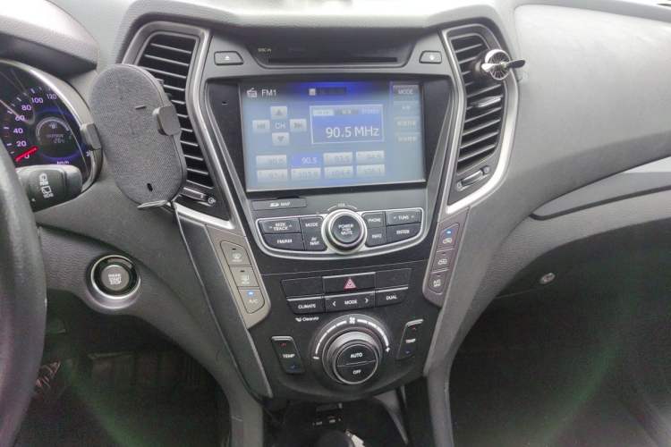 Used Hyundai Santa Fe 2015 2.0T Automatic 4x4 Smart 7-Seater Audio And AC Panel