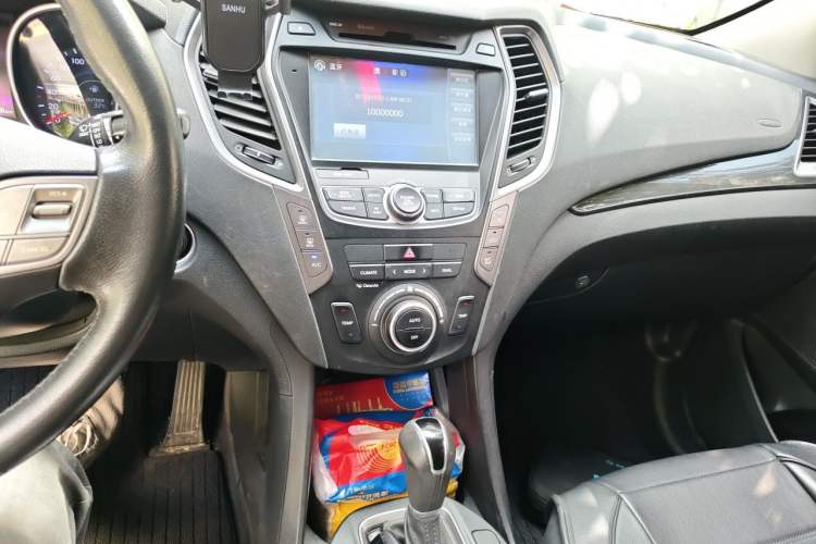 Used Hyundai Santa Fe 2015 2.0T Automatic 4x4 Smart 7-Seater Audio And AC Panel