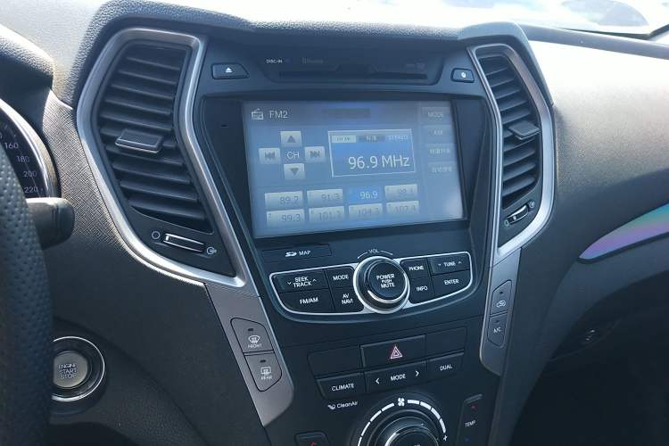 Used Hyundai Santa Fe 2015 2.0T Automatic All-Wheel Drive Smart Version 5 Seats Audio And AC Panel