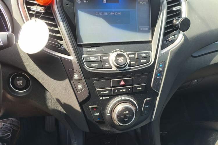 Used Hyundai Santa Fe 2015 2.0T Automatic All-Wheel Drive Smart Version 5 Seats Audio And AC Panel