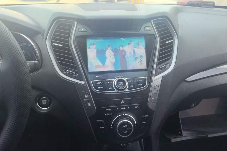 Used Hyundai Santa Fe 2015 2.0T Automatic All-Wheel Drive Smart Version 5 Seats Audio And AC Panel