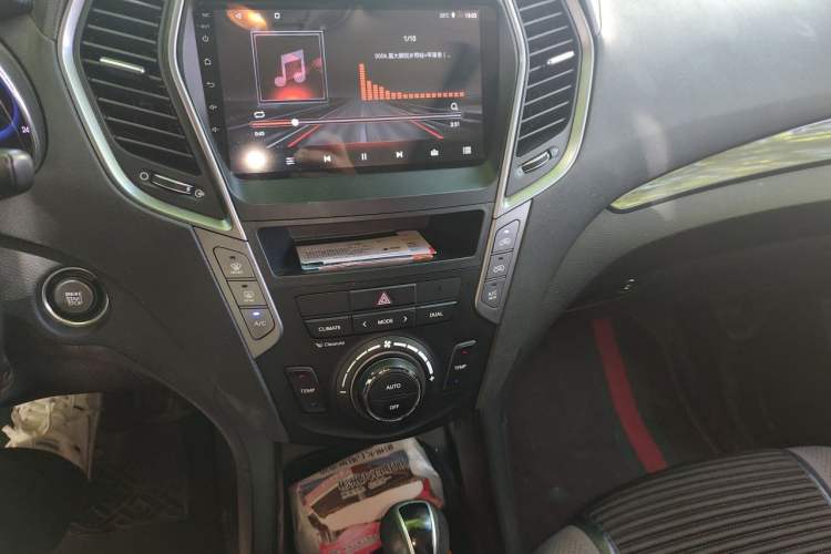 Used Hyundai Santa Fe 2015 2.0T Automatic 4x4 Smart 7-Seater Audio And AC Panel