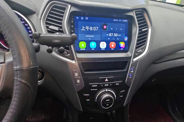Used Hyundai Santa Fe 2015 2.0T Automatic Two-Wheel Drive Smart Version 5 Seats Audio And AC Panel
