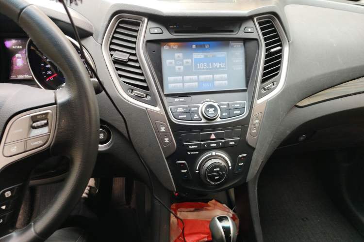 Used Hyundai Santa Fe 2015 2.0T Automatic Two-Wheel Drive Smart Version 5 Seats Audio And AC Panel