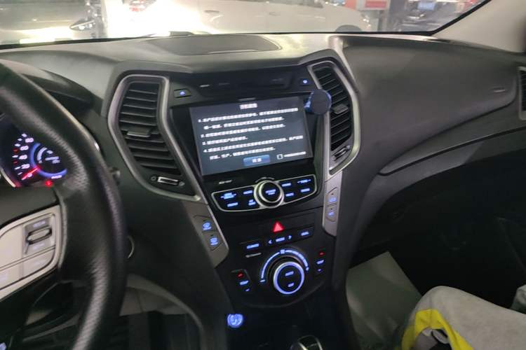 Used Hyundai Santa Fe 2015 2.4L Automatic Two-Wheel Drive Smart Version 5 Seats Audio And AC Panel