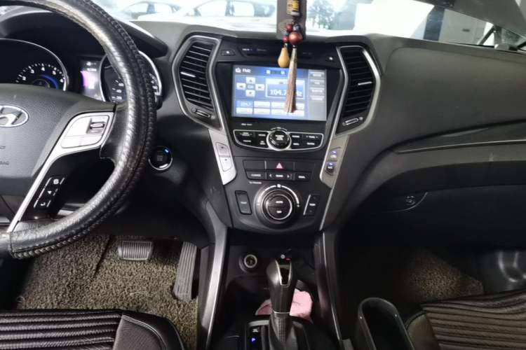 Used Hyundai Santa Fe 2015 2.0T Automatic Two-Wheel Drive Smart Version 5 Seats Audio And AC Panel