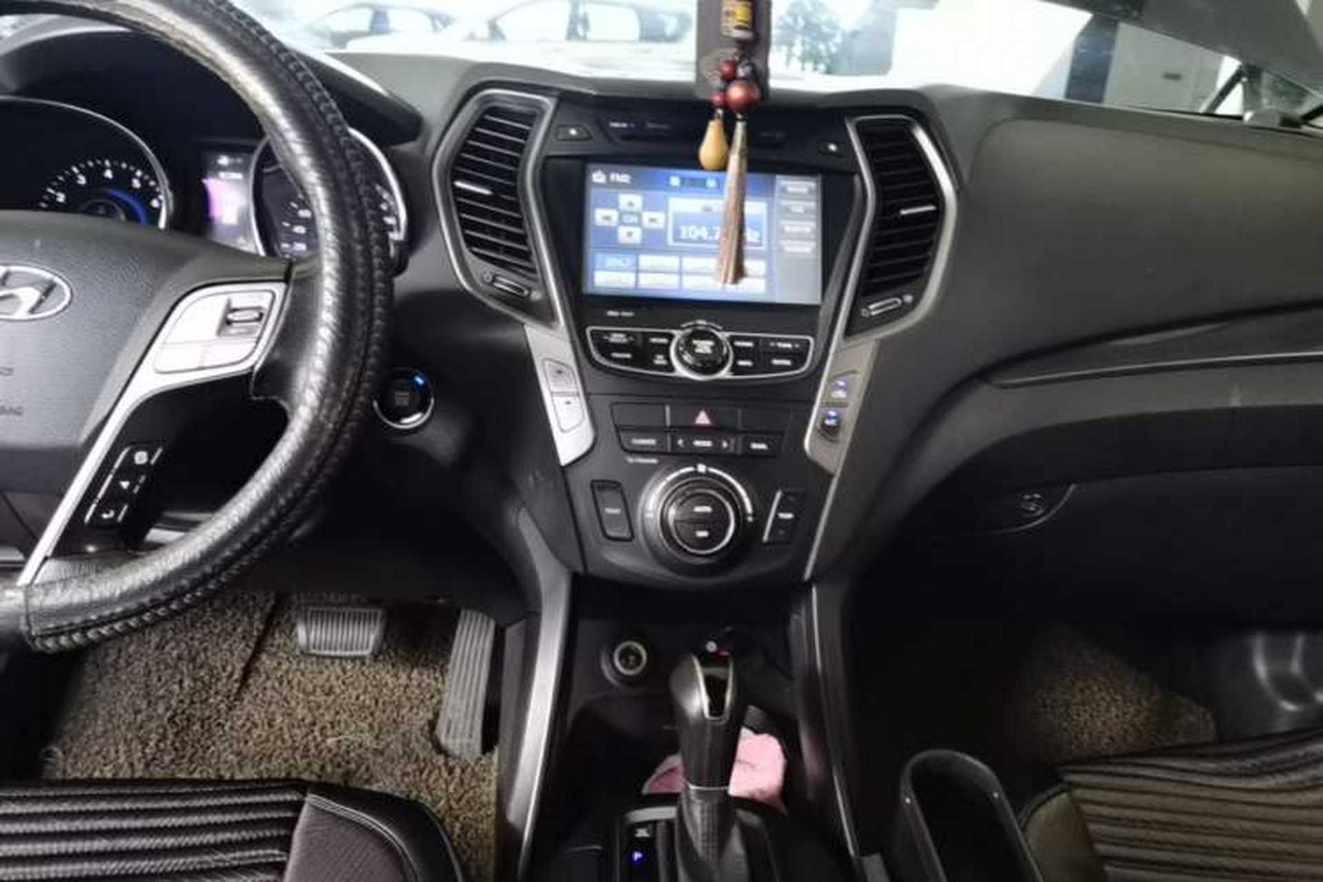 Used Hyundai Santa Fe 2015 2.0T Automatic Two-Wheel Drive Smart Version 5 Seats Audio And AC Panel