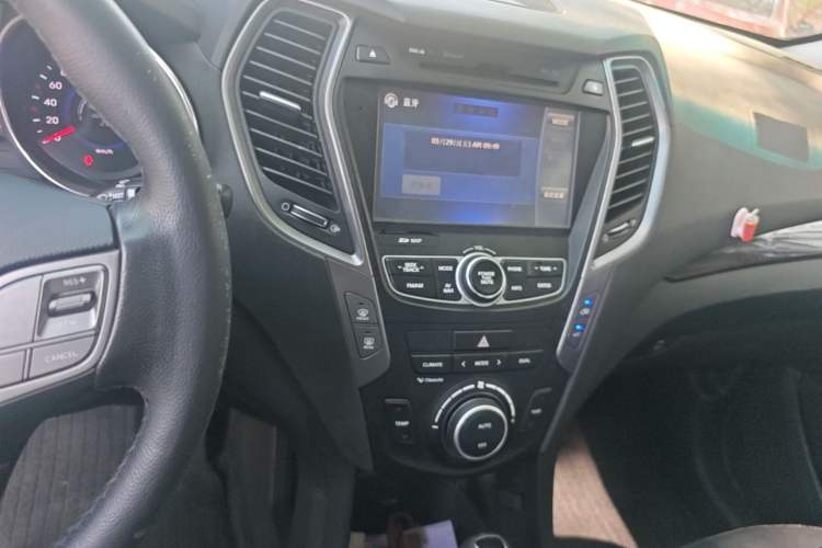 Used Hyundai Santa Fe 2015 2.0T Automatic Two-Wheel Drive Smart Version 5 Seats Audio And AC Panel