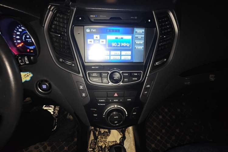 Used Hyundai Santa Fe 2015 2.0T Automatic All-Wheel Drive Smart Version 5 Seats Audio And AC Panel