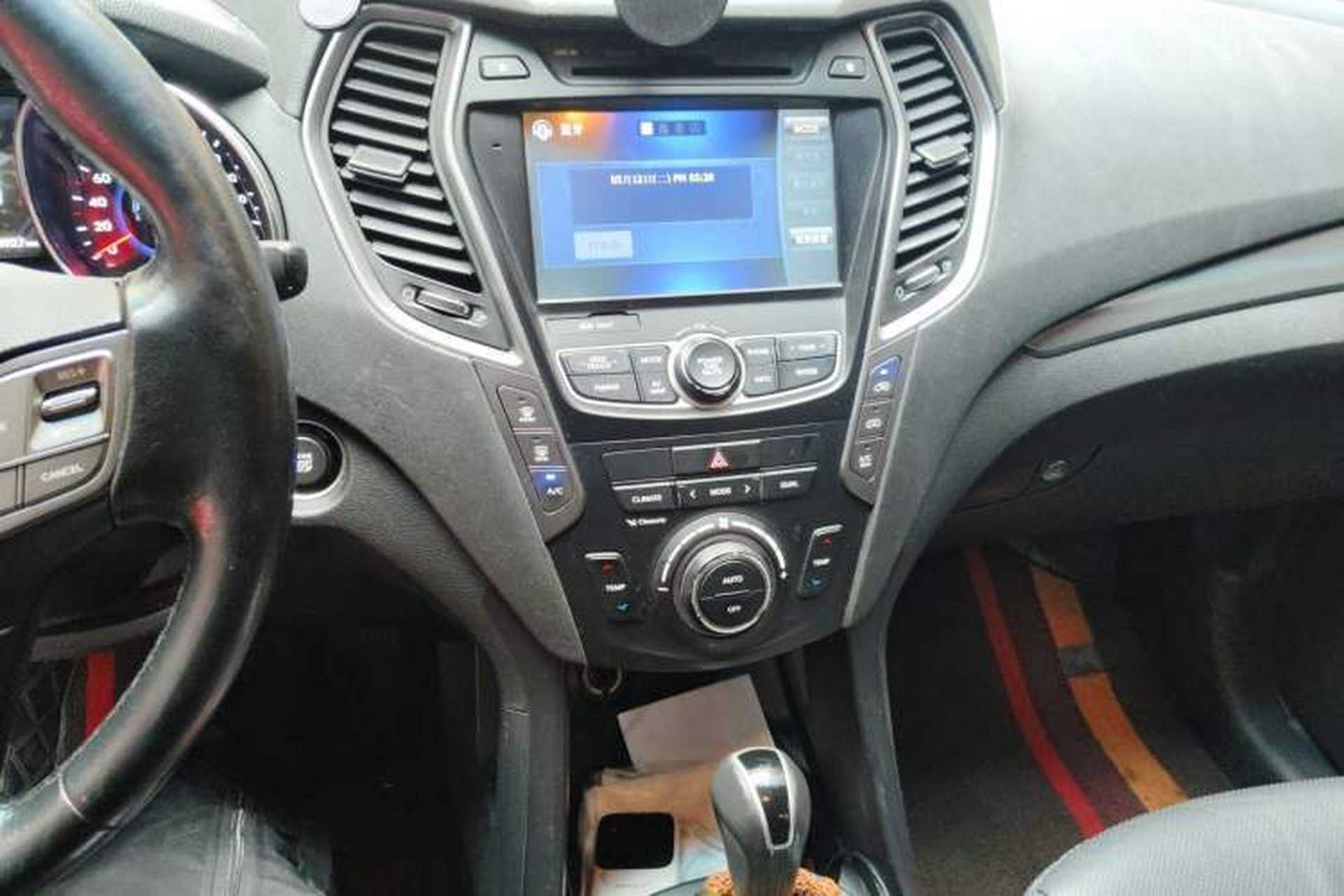 Used Hyundai Santa Fe 2015 2.0T Automatic 4x4 Smart 7-Seater Audio And AC Panel