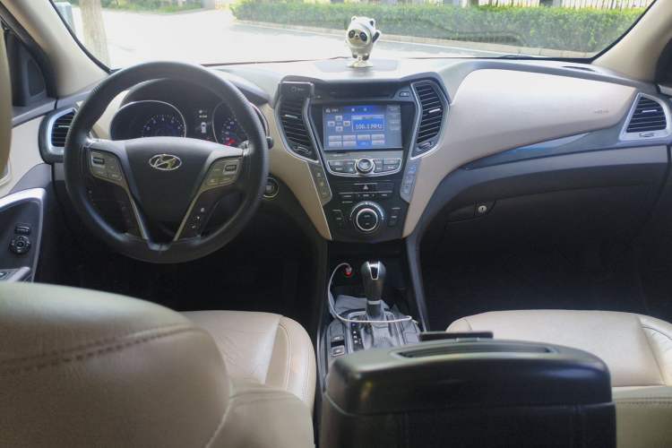 Used Hyundai Santa Fe 2015 2.0T Automatic 4x4 Smart 7-Seater Center Console
