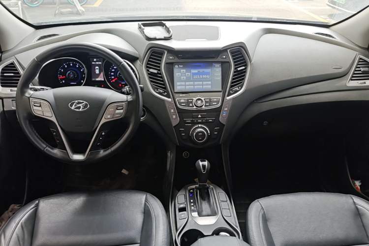Used Hyundai Santa Fe 2015 2.0T Automatic Two-Wheel Drive Smart Version 5 Seats Center Console