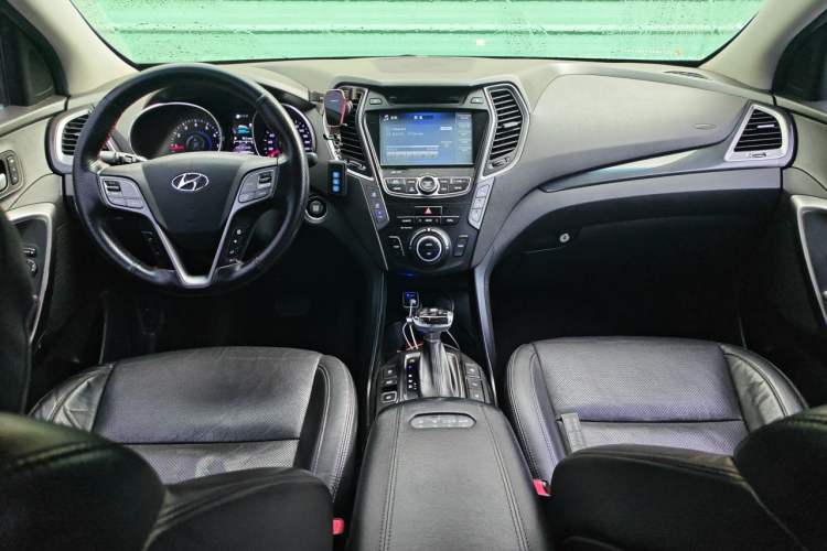 Used Hyundai Santa Fe 2015 2.0T Automatic 4x4 Top-Grade 7-Seater Center Console