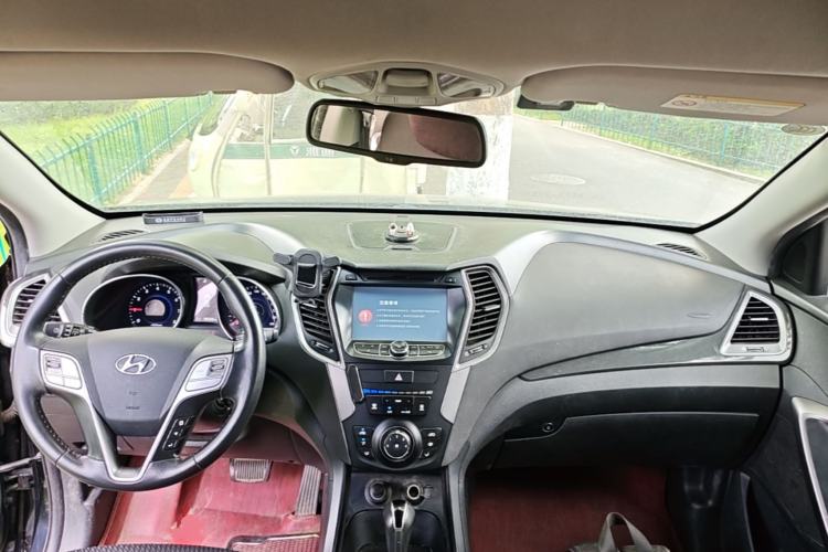 Used Hyundai Santa Fe 2015 2.4L Automatic Two-Wheel Drive Comfort Edition 5 Seats Center Console