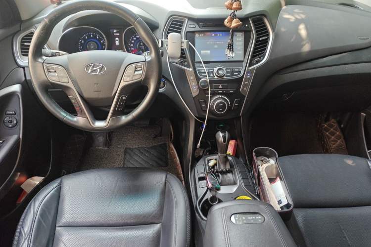 Used Hyundai Santa Fe 2015 2.0T Automatic 4x4 Smart 7-Seater Center Console