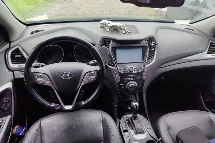 Used Hyundai Santa Fe 2015 2.0T Automatic 4x4 Smart 7-Seater Center Console