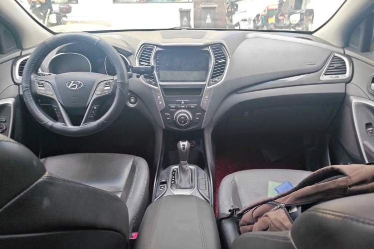 Used Hyundai Santa Fe 2015 2.0T Automatic Two-Wheel Drive Smart Version 5 Seats Center Console